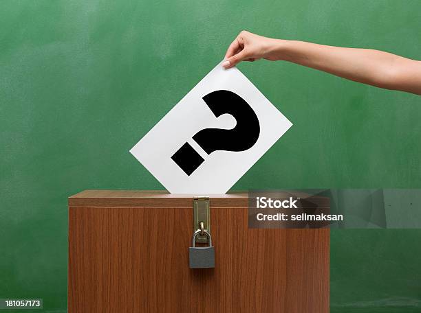 Głosowania W Wyborach W Kopercie Znak Zapytania Na Tablica - zdjęcia stockowe i więcej obrazów Autorytet