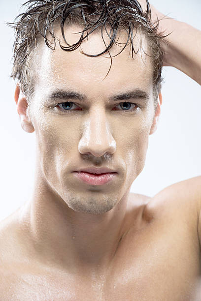 männliches model nach dusche. - shower portrait male beauty chest stock-fotos und bilder