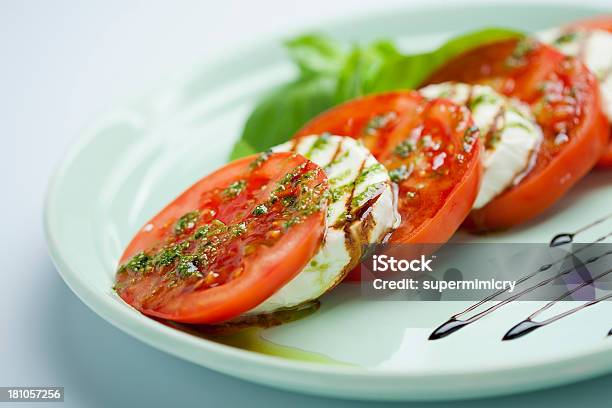 Salada Caprese - Fotografias de stock e mais imagens de Alimentação Saudável - Alimentação Saudável, Antipasto, Azeite