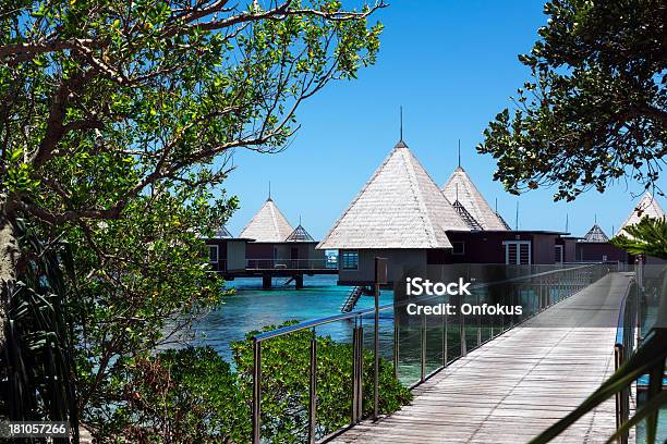 Foto de Paraíso Tropical De Luxo Um Bangalô Over Water Resort e mais fotos de stock de Azul