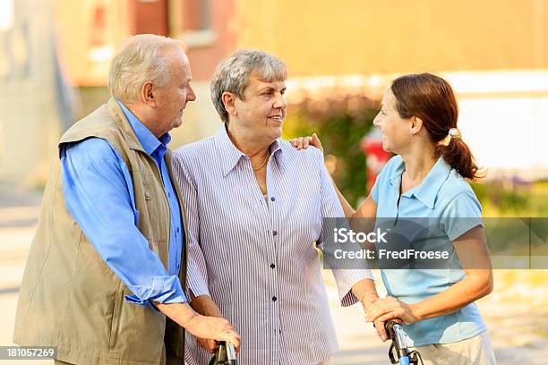 年配のカップルに介護者 - アクティブシニアのストックフォトや画像を多数ご用意 - アクティブシニア, シニア世代, ソーシャルワーカー