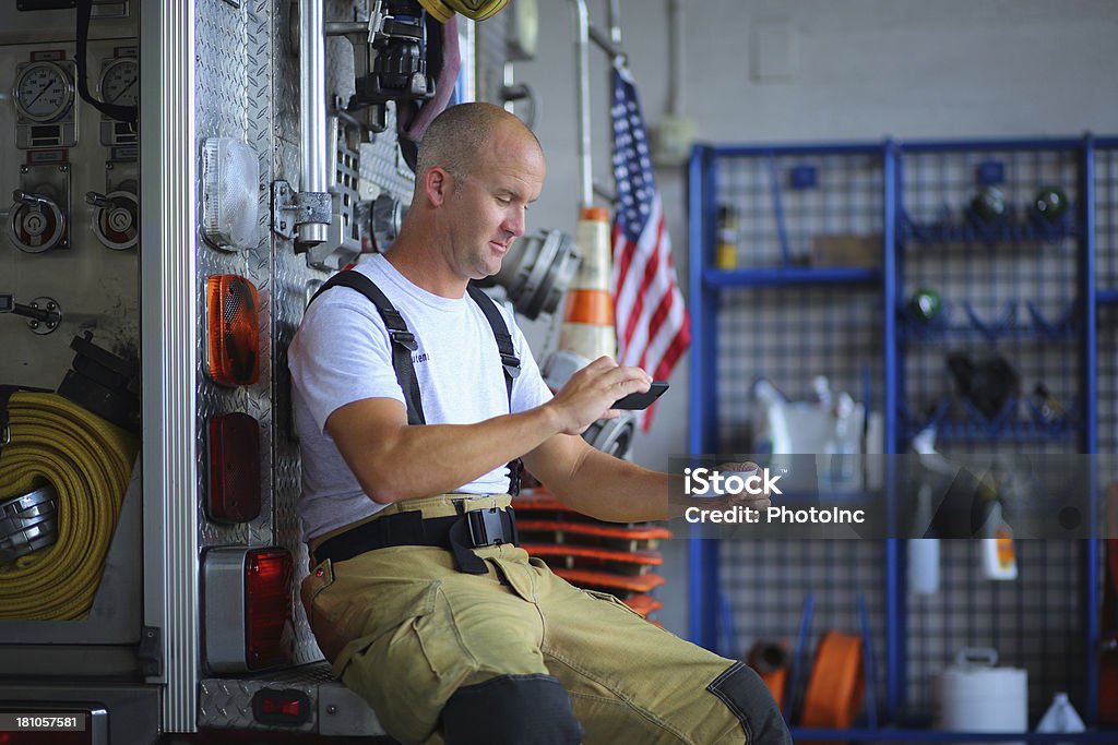 Fireman Verwahrung von grundsätzlicher Bedeutung check mit Handy - Lizenzfrei Einzahlungsbeleg Stock-Foto