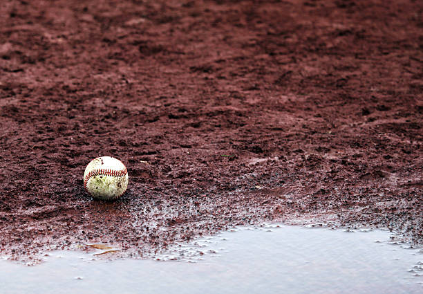 utilisé de baseball sur le meilleur terrain. espace de copie. - mudball photos et images de collection