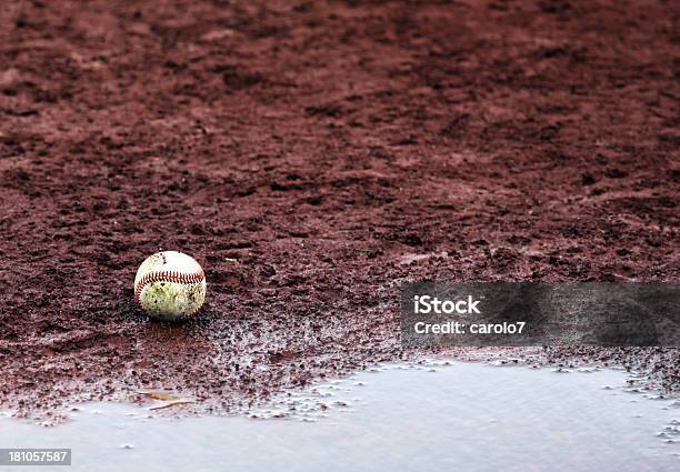 Utilizado De Beisebol Em Um Campo Enlameado Cópia Espaço - Fotografias de stock e mais imagens de Chuva