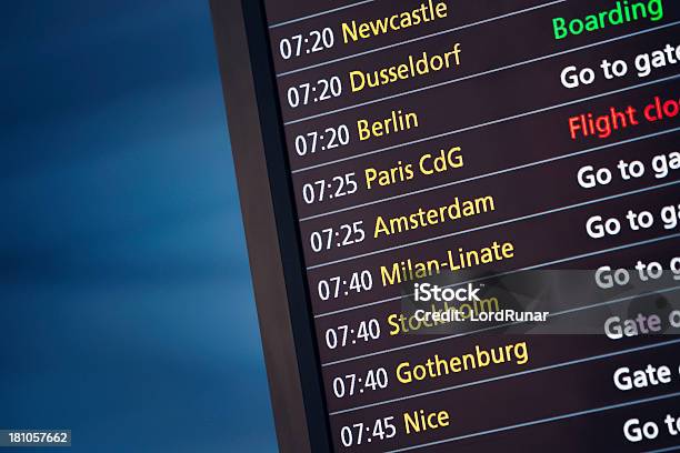 Avión Salidas De Foto de stock y más banco de imágenes de Tabla de llegadas y salidas - Tabla de llegadas y salidas, Aeropuerto, Aeropuerto de Heathrow