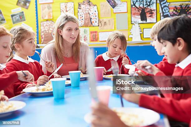 Foto de Alunos Com O Professor Sentado À Mesa e mais fotos de stock de Almoço - Almoço, Criança, Professor