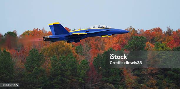 Decollo Di Alberi - Fotografie stock e altre immagini di Aeroplano - Aeroplano, Autunno, Abilità