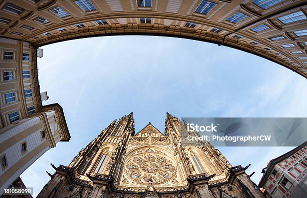 Святой Vitus Собор Прага — стоковые фотографии и другие картинки Архитектура - Архитектура, Архитектурный элемент, Башня