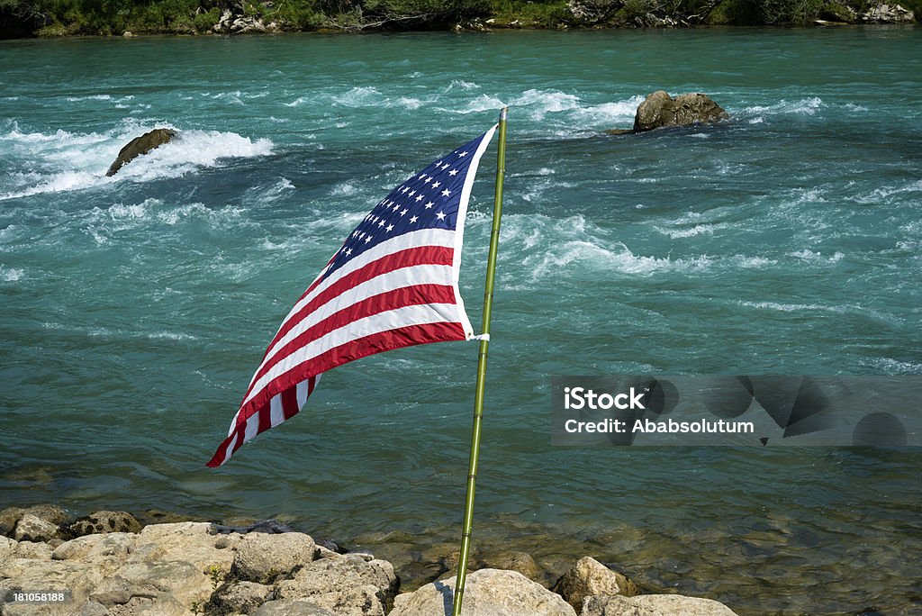 США Флаг и красивая Река Сока Словения Европе - Стоковые фото Бамбуковый материал роялти-фри
