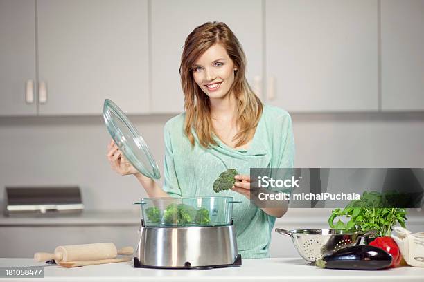 Preparação De Alimentos - Fotografias de stock e mais imagens de 20-24 Anos - 20-24 Anos, 20-29 Anos, Adulto