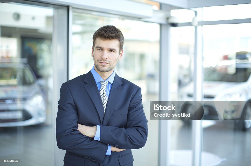 Uomo acquisto o vendita di auto. - Foto stock royalty-free di Abbigliamento casual