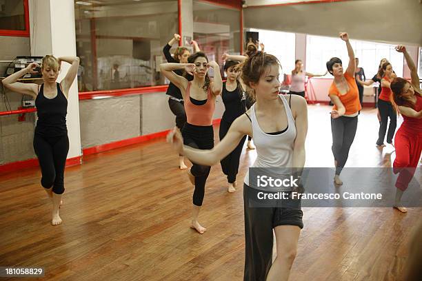 Danza Moderna Classe Free Sezione - Fotografie stock e altre immagini di Adulto - Adulto, Alla moda, Allenamento