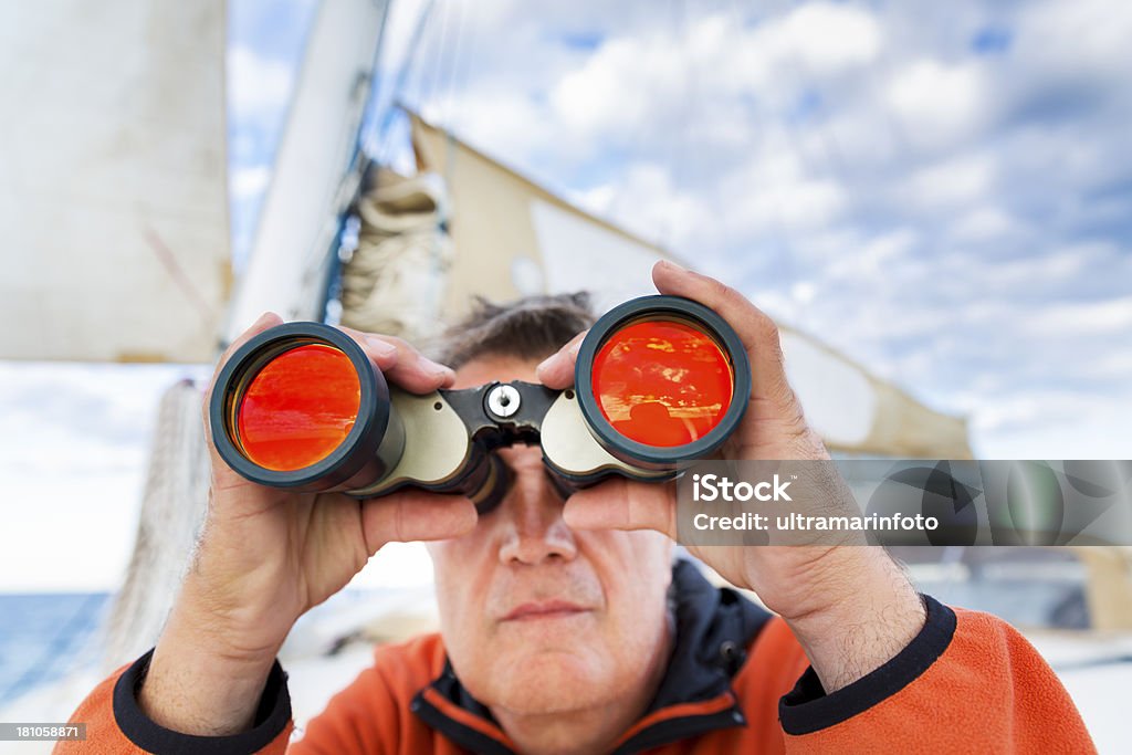 Homem em iate olha através de binóculos - Foto de stock de Homens royalty-free
