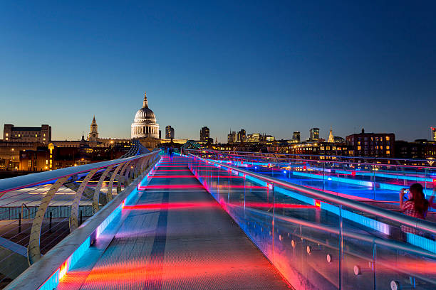 cattedrale di st. paul - millennium footbridge foto e immagini stock