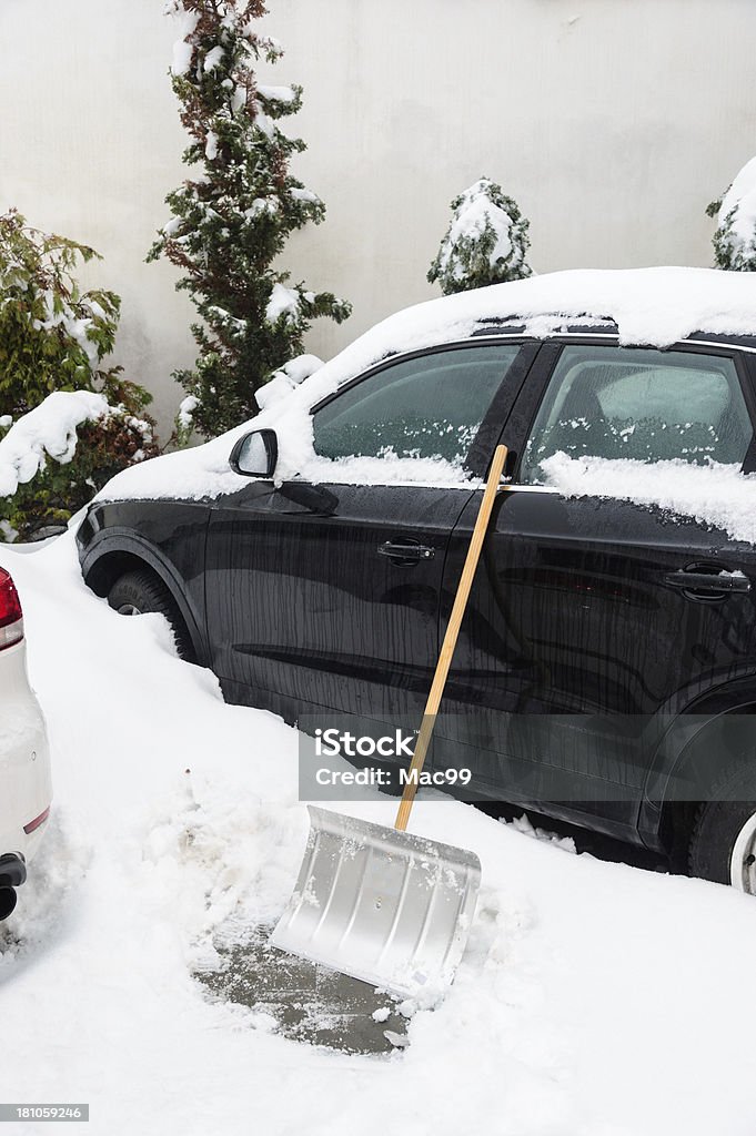 Voiture en hiver avec Pelle à déneiger - Photo de Blanc libre de droits