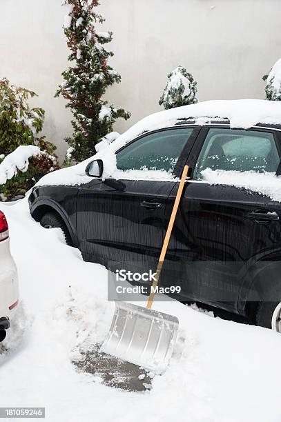 Foto de Automóvel No Inverno Com A Pá Para Neve e mais fotos de stock de Bloqueado - Bloqueado, Borracha - Material, Branco