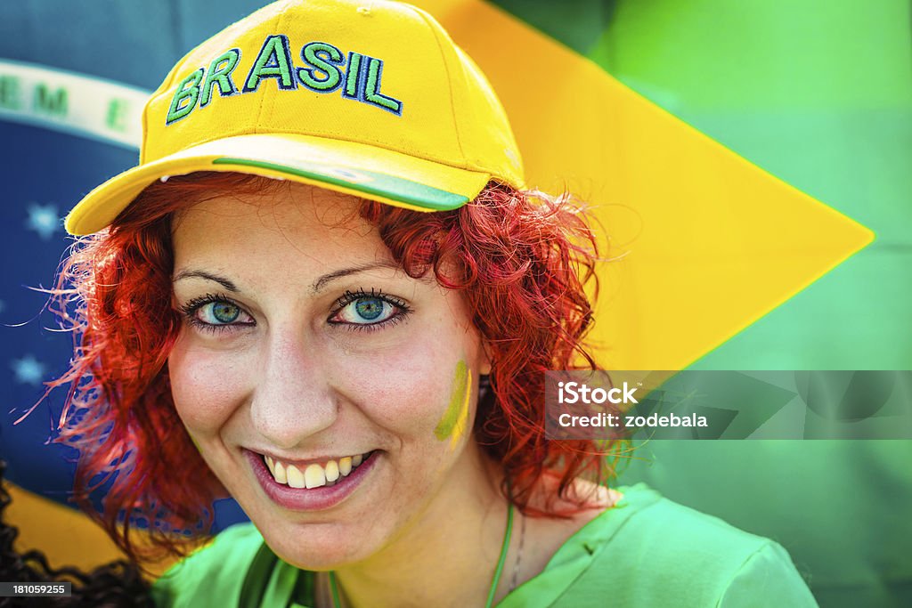 Bellissima donna Fan di calcio del Brasile - Foto stock royalty-free di Abbigliamento sportivo
