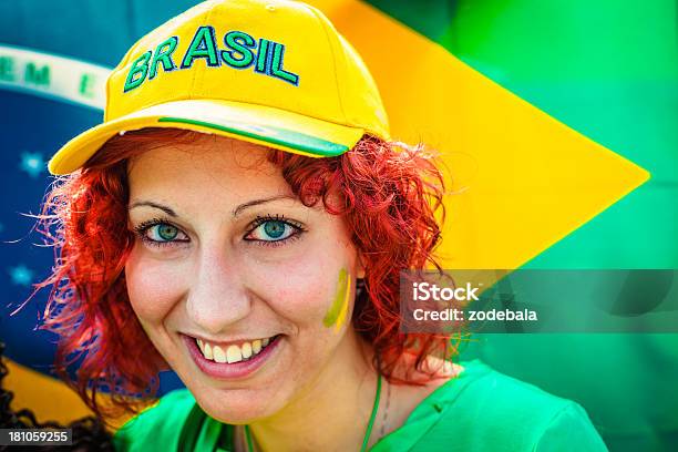 Bellissima Donna Fan Di Calcio Del Brasile - Fotografie stock e altre immagini di Abbigliamento sportivo - Abbigliamento sportivo, Adolescente, Adolescenza