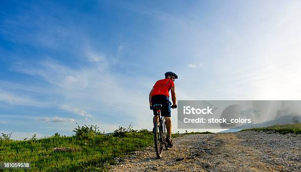 Photo libre de droit de Homme Sur Vélo banque d'images et plus d'images libres de droit de 25-29 ans - 25-29 ans, Activité, Activité de loisirs