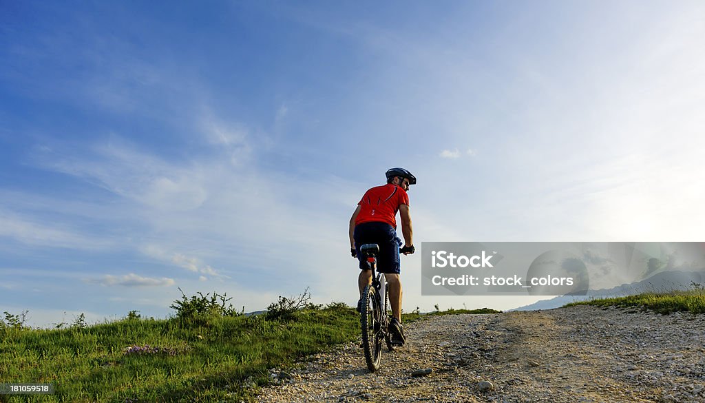 자전거를 타고 있는 남성 - 로열티 프리 25-29세 스톡 사진