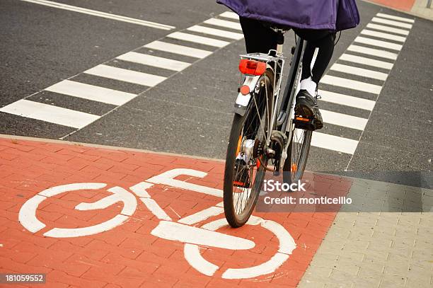 Bicicleta Señal Y Bicicleta Rider Foto de stock y más banco de imágenes de Acera - Acera, Actividades recreativas, Aire libre