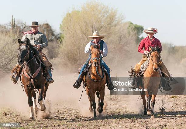Ranch Famiglia Cavalcare Cavalli - Fotografie stock e altre immagini di Adulto - Adulto, Ambientazione esterna, Andare a cavallo