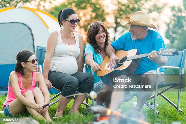 Familie Lagerfeuer Stockfoto und mehr Bilder von Blendenfleck - Blendenfleck, Blick in die Kamera, Camping