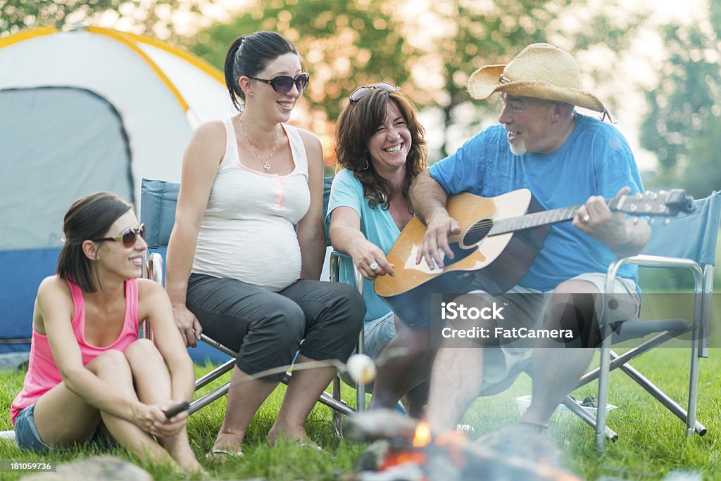 Família ao redor da fogueira - Foto de stock de Acampar royalty-free