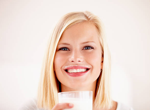 mmm, adoro leite materno. - milk mustache imagens e fotografias de stock
