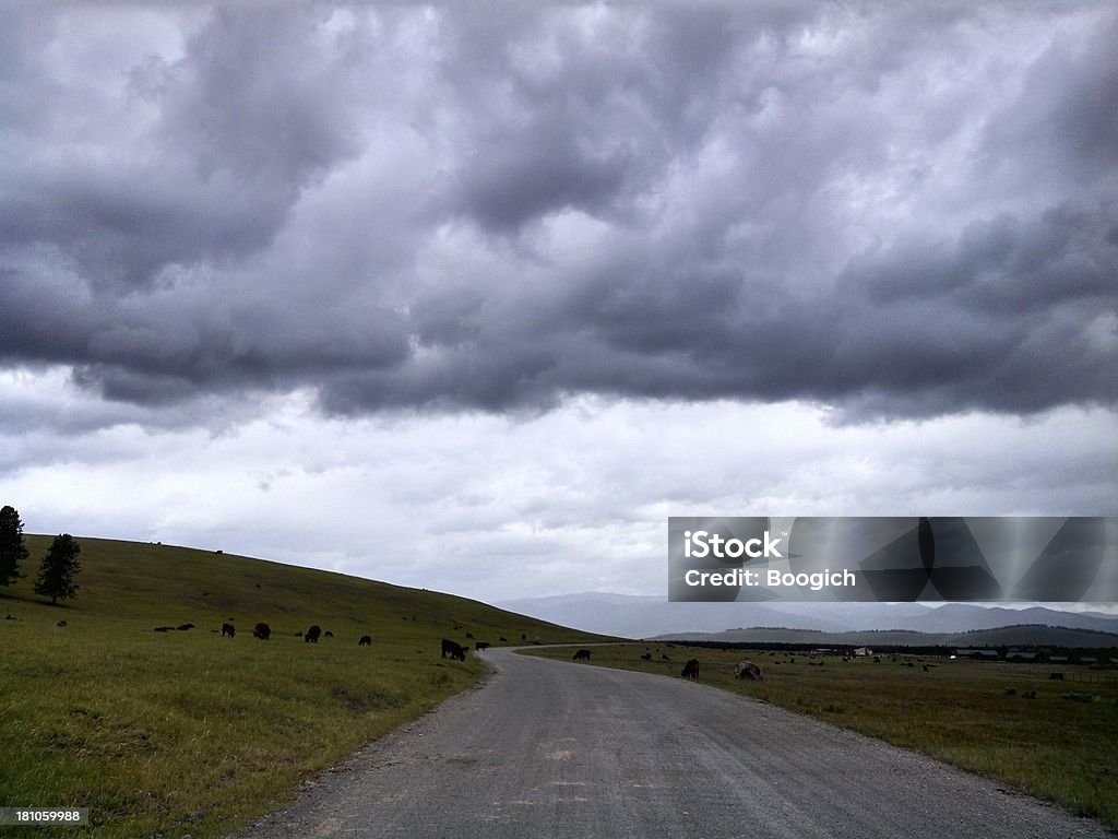Lunatico cielo sopra il paese strada Montana - Foto stock royalty-free di Nube temporalesca