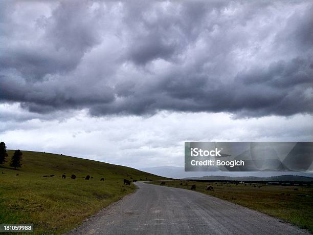 Lunatico Cielo Sopra Il Paese Strada Montana - Fotografie stock e altre immagini di Nube temporalesca - Nube temporalesca, Agricoltura, Ambientazione esterna