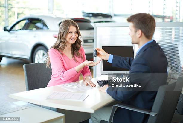 Mujer Comprando Automóvil Foto de stock y más banco de imágenes de 30-39 años - 30-39 años, Acuerdo, Adulto