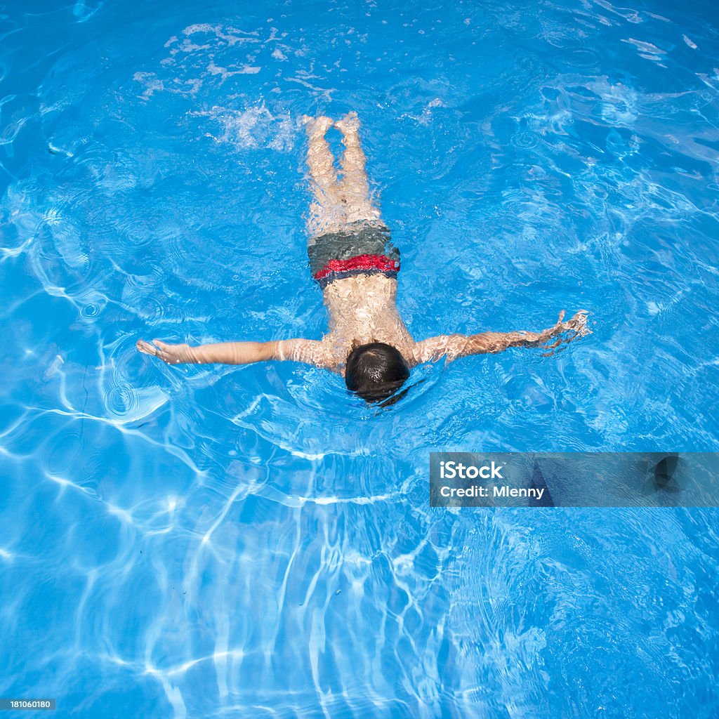 Jeune garçon natation - Photo de 6-7 ans libre de droits