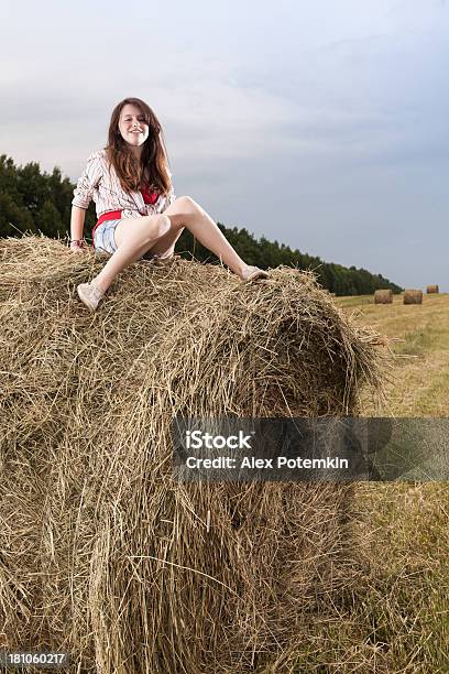 Dziesięć Leży Na Siano Bale - zdjęcia stockowe i więcej obrazów 12-13 lat - 12-13 lat, 14-15 lat, Adolescencja