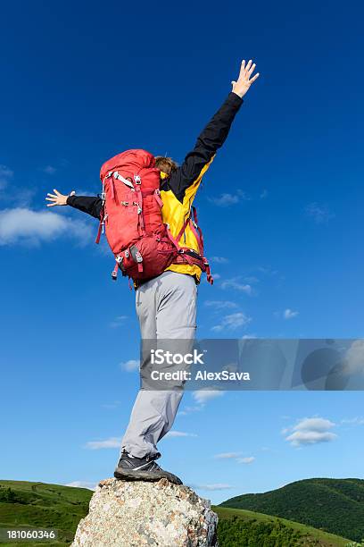 Climber En Superior Foto de stock y más banco de imágenes de 20 a 29 años - 20 a 29 años, Acantilado, Actividades recreativas