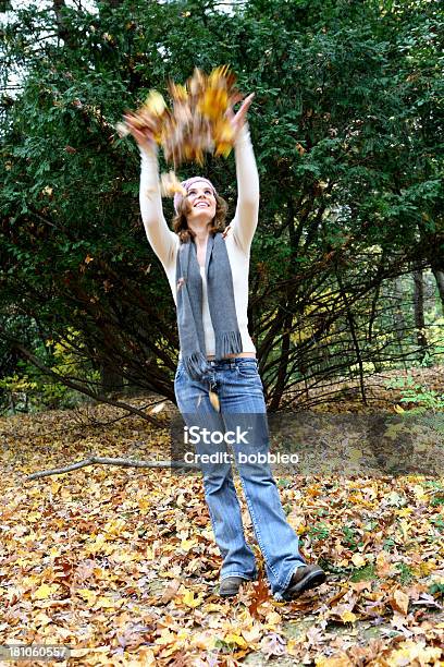 Atirando Outono Folhas - Fotografias de stock e mais imagens de De aparência caucasiana - De aparência caucasiana, Jardim Particular, Mulheres