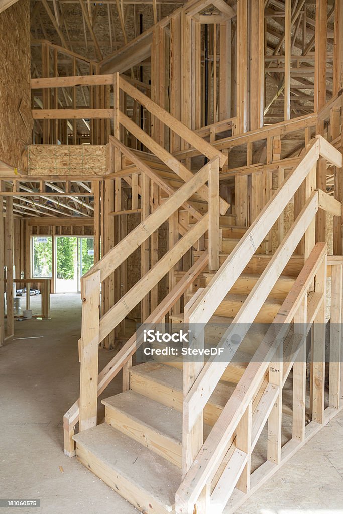 Escada de interiores de uma casa em construção - Foto de stock de Aberto royalty-free