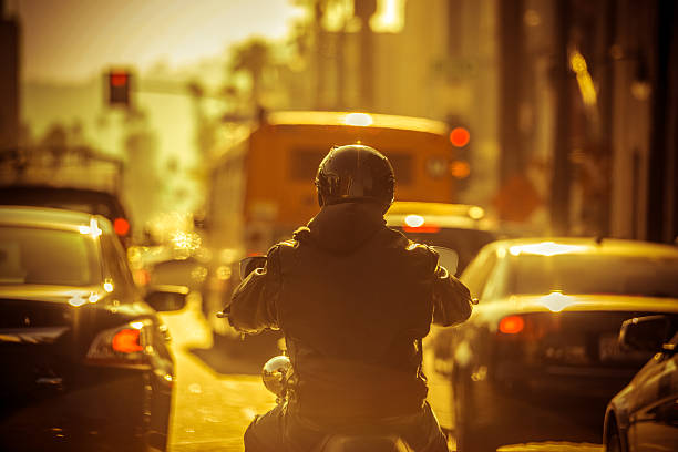 pilota di moto in ingorgo stradale - traffic jam traffic car city foto e immagini stock