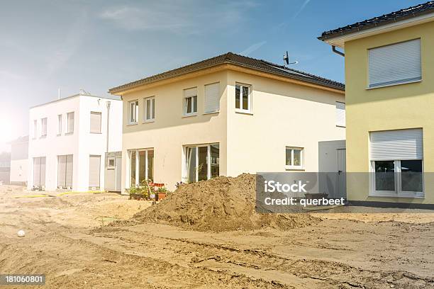 Neue Häuser Stockfoto und mehr Bilder von Einfamilienhaus - Einfamilienhaus, Baustelle, Bauen