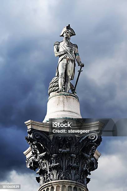 Photo libre de droit de Sur La Colonne De Nelson À Trafalgar Square banque d'images et plus d'images libres de droit de Amiral Nelson - Amiral Nelson, Colonne architecturale, Colonne de Nelson