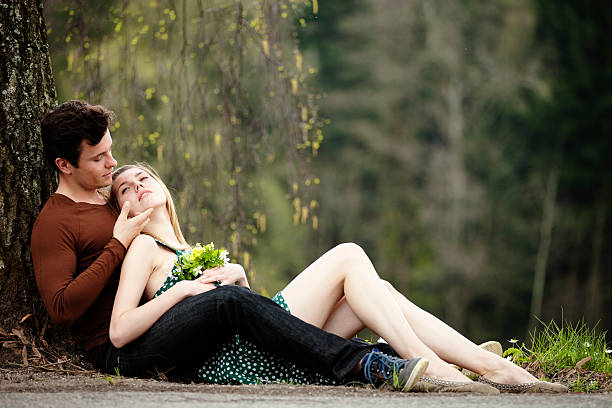 Joven Pareja Romántica Sentados Bajo Un árbol - Banco de fotos e imágenes de stock - iStock Joven Pareja Romántica Sentados Bajo Un árbol - Banco de fotos e imágenes de stock - iStock