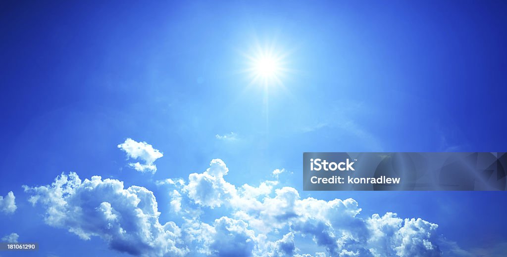 Cielo sereno, con un sacco di spazio copia e Star-come Sunflare - Foto stock royalty-free di A forma di stella