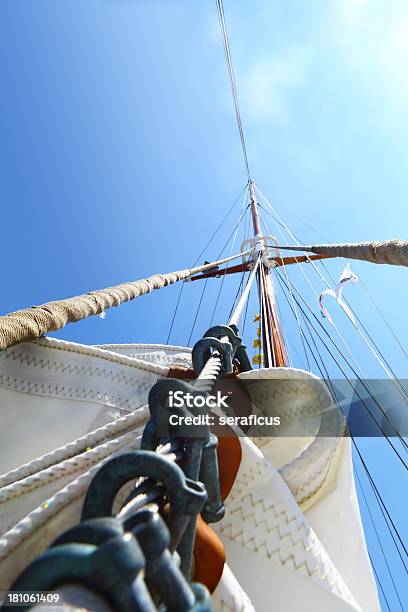 Photo libre de droit de Mât Contre Le Ciel banque d'images et plus d'images libres de droit de Navigation à voile - Navigation à voile, Plié, Voile de bateau