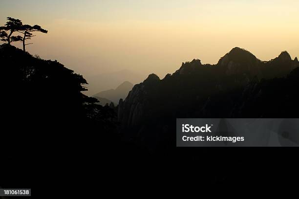 Photo libre de droit de Montagnes Mountains banque d'images et plus d'images libres de droit de Arbre - Arbre, Asie, Asie de l'Est