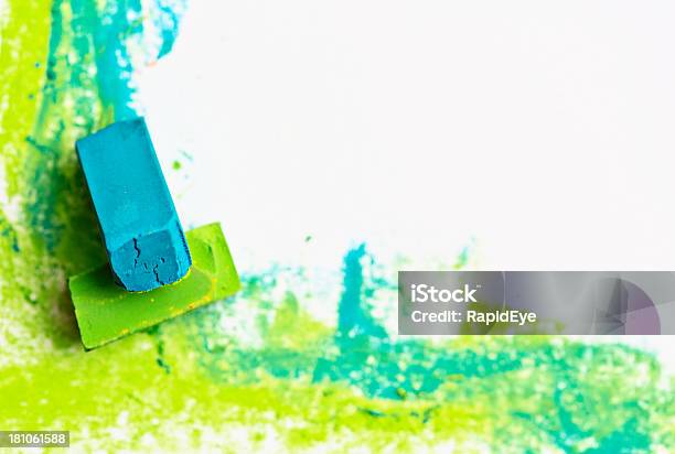 Helle Eckgrenze In Das Grüne Und Blaue Pastell Buntstifte Stockfoto und mehr Bilder von Einzelner Gegenstand