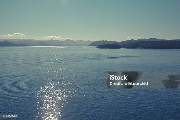 Bellissimo Paesaggio Marino - Fotografie stock e altre immagini di Inseguimento - Inseguimento, Montagna, Norvegia