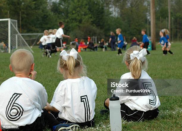 子供サッカーウェイティングにする - 子供のストックフォトや画像を多数ご用意 - 子供, 控え選手, サイドライン