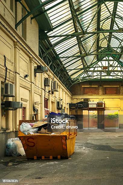 Residuos Saltar En Una Zona Industrial Foto de stock y más banco de imágenes de Basura - Basura, Contenedor de carga, Aire libre