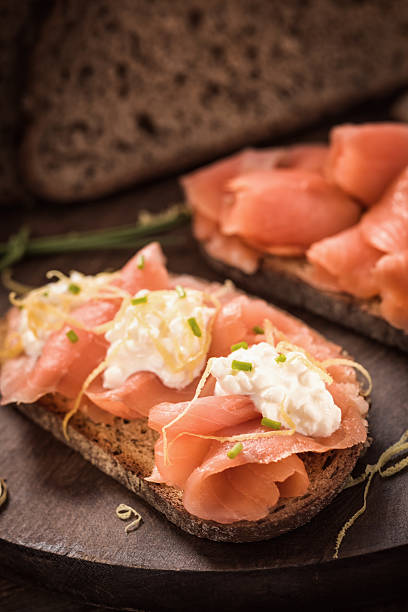 sandwich al salmone affumicato - smoked salmon salt healthy lifestyle cold foto e immagini stock