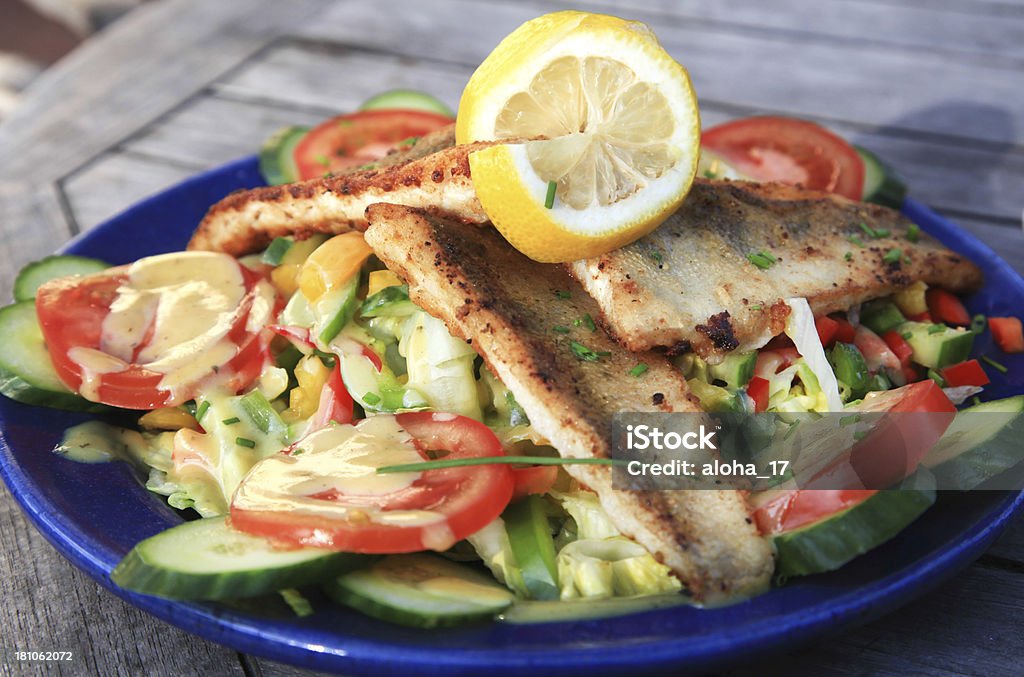 Insalata di verdure miste con filets di halibut - Foto stock royalty-free di Alimentazione sana